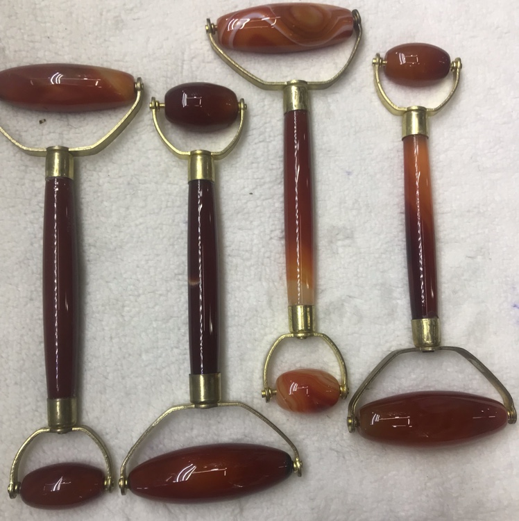 天然玛瑙美容器可按摩多个部位，小头可按摩眼部，去除细