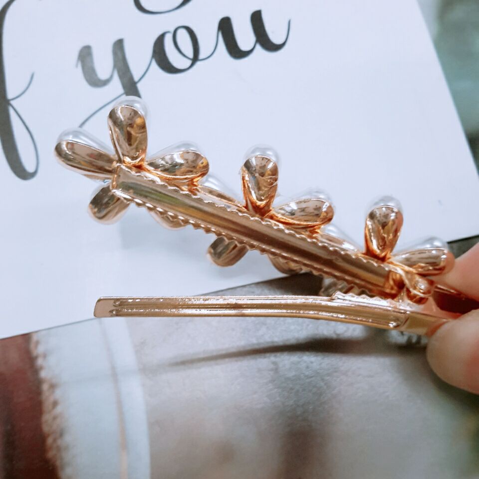 Korean Internet celebrity pearl hair clips, retro candy-colored diamond-encrusted flower smiling face five-pointed star side clip duckbill-shaped hair accessory Application Scenario