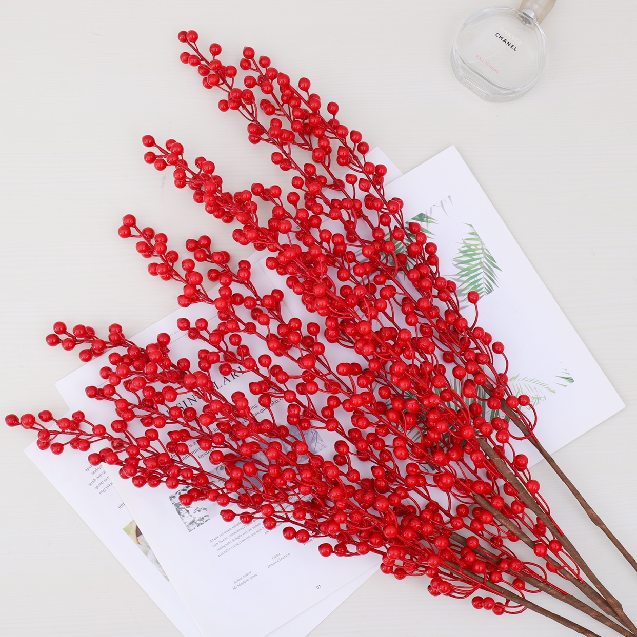 Ramo de flores secas de pequeños frutos rojos con decoración details Picture