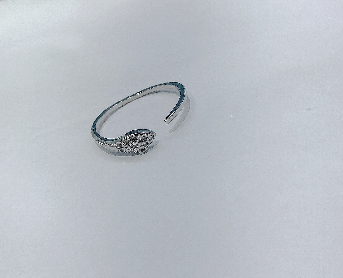A simple, fashionable, individual and trendy ring that is versatile for women and adjustable Application Scenario