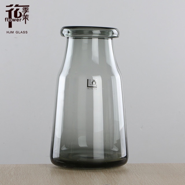 في مزخرفة مزهرية زجاجية شفافة متغيرة بشكل متزايد على حواف اللفائف اليدوية في شمال أوروبا Specification image