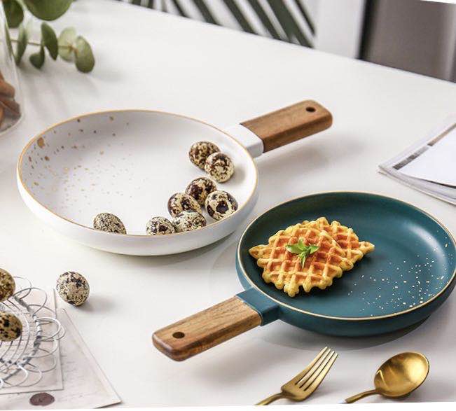 A modern and fashionable Nordic-style wooden handle with golden edges, ceramic round hand-grabbed soup plate and pizza plate detail image 5