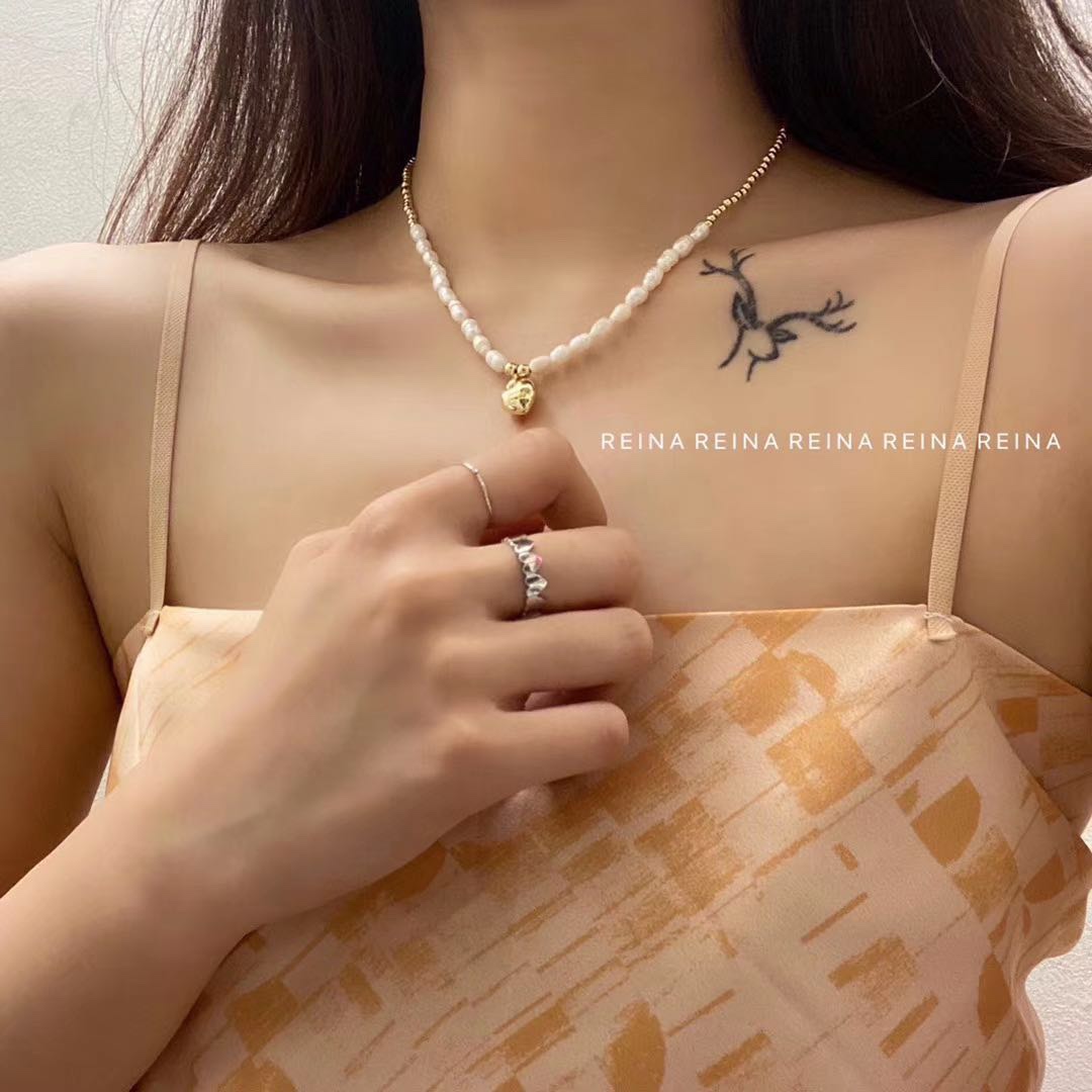 REINA jewelry from Dongdaemun, South Korea, features a stylish and girlish metallic heart-shaped freshwater pearl necklace