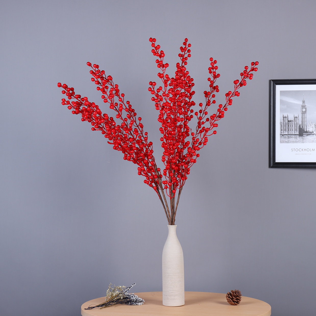 Ramo de flores secas de pequeños frutos rojos con decoración