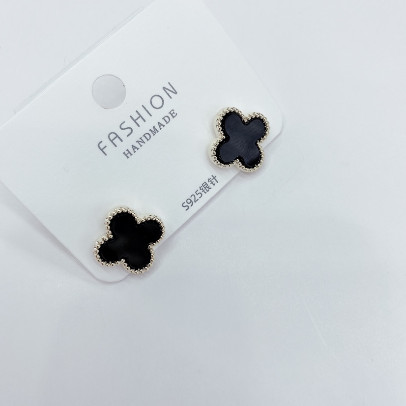 Four-Leaf Clover Silver Needle Gold Earrings Application Scenario