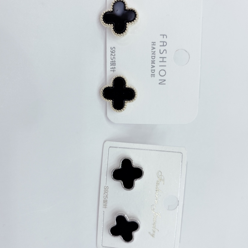 Four-Leaf Clover Silver Needle Gold Earrings details Picture