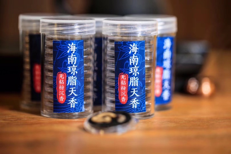 【强烈推荐】🎉🎉🎉海南琼脂天香 无粘粉 祥云小盘香，一罐12小盘，味道实在醇厚，甜凉味十足，飘香远，穿透力强，每一盒都带有防火棉，携带和使用非常方便，外出喝茶、聚餐或者出差随时可以点一盘，随时随地都可以和家人、好友尊享高端海南的沉香韵味！