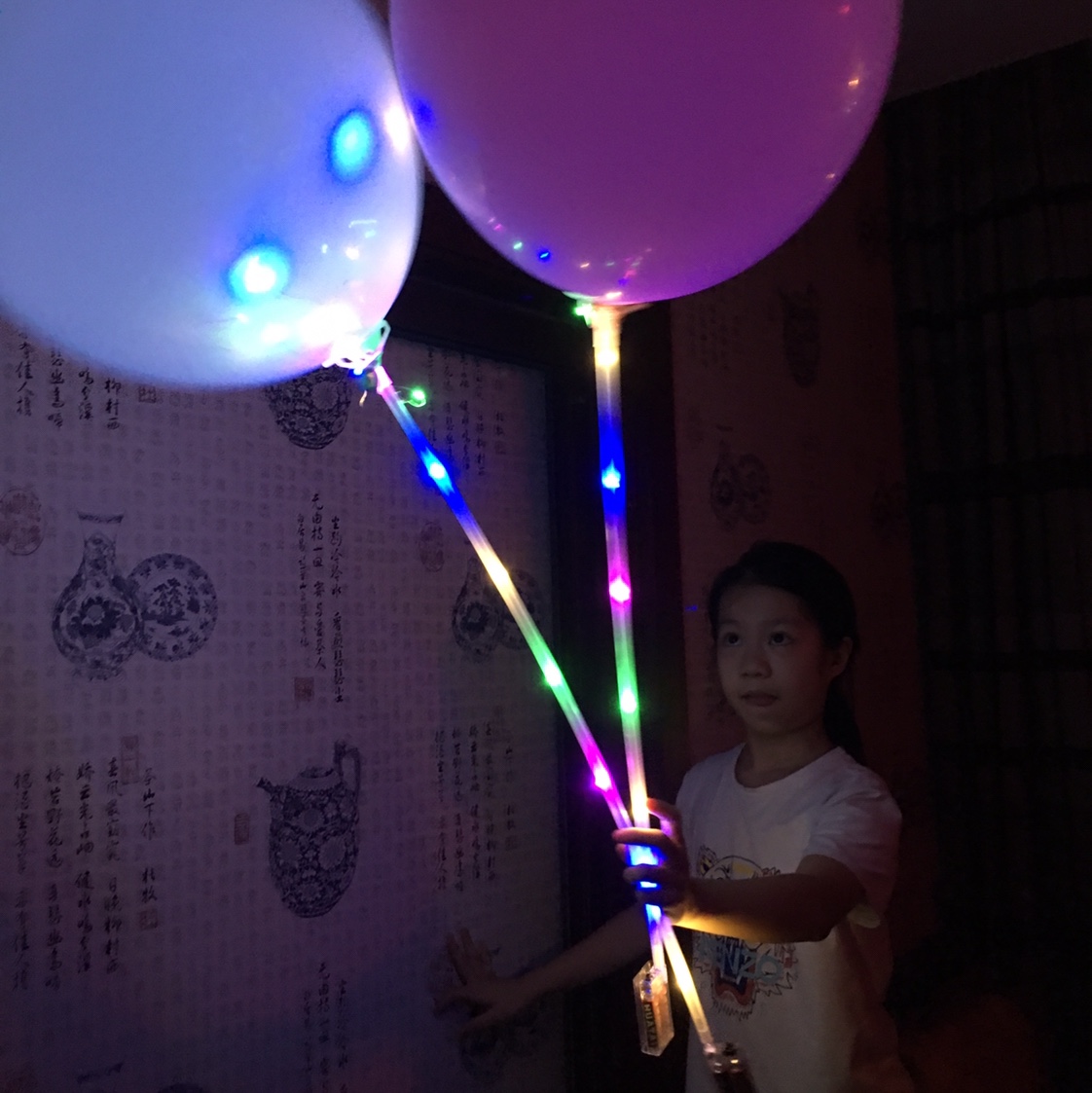 Popular online pop ball, luminous night light, seven-color flashing balloon with light, children 's cartoon, hot product, ground promotion, stall, batch 蕟 Item Picture