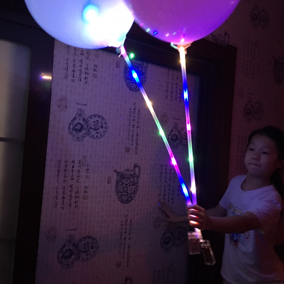 Popular online pop ball, luminous night light, seven-color flashing balloon with light, children 's cartoon, hot product, ground promotion, stall, batch 蕟 Application Scenario