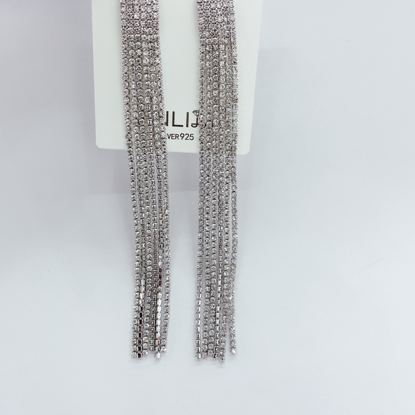 Silver Needle Rhinodrill Flow Comb Earrings Application Scenario