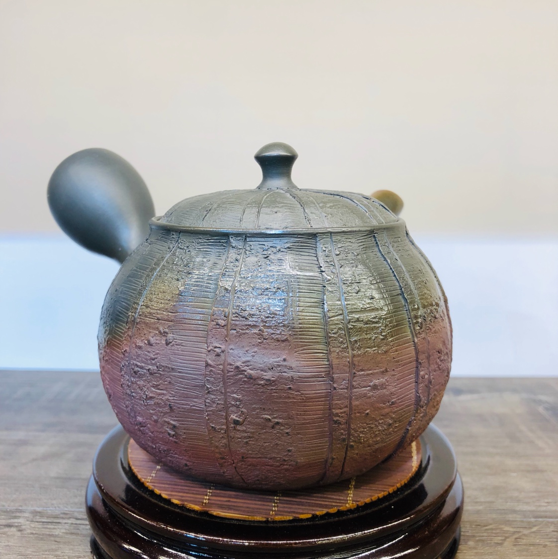 素三窑 （亀岡克史）已故窑变大师朱泥火窑变横手大急須壶
容量：约480ml
准确重量请咨询