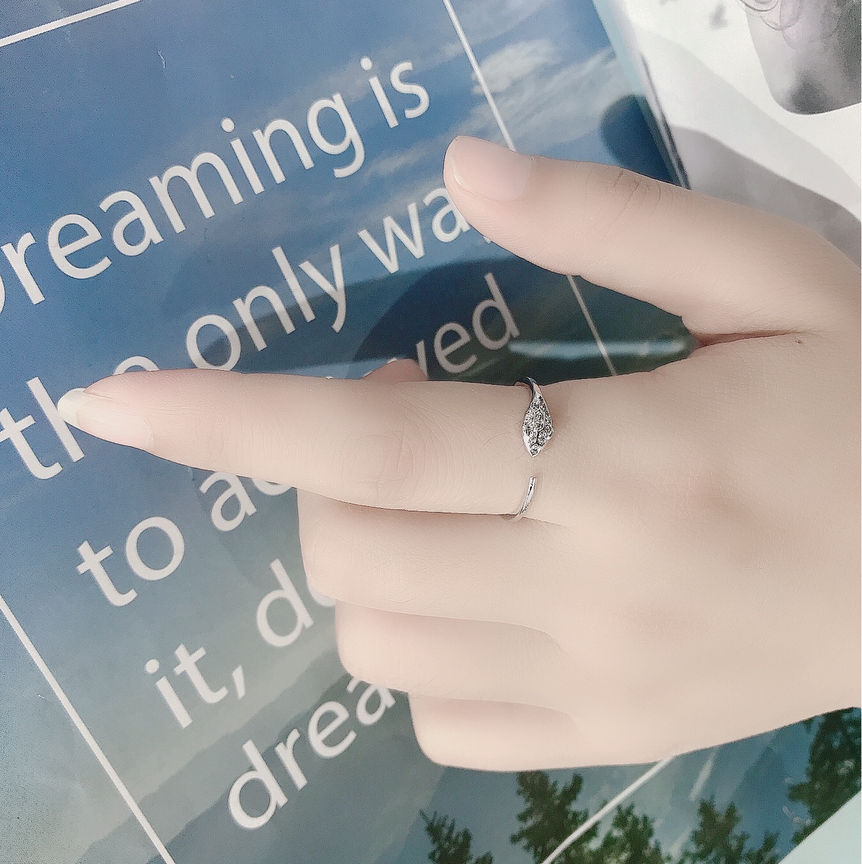 A simple, fashionable, individual and trendy ring that is versatile for women and adjustable Specification image