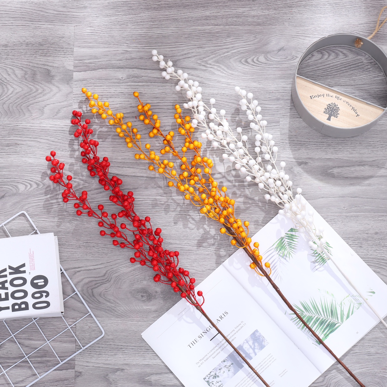 Ramo de flores secas de pequeños frutos rojos con decoración undefined