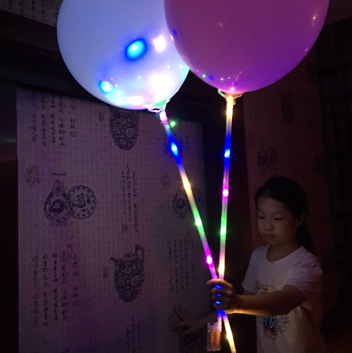 Popular online pop ball, luminous night light, seven-color flashing balloon with light, children 's cartoon, hot product, ground promotion, stall, batch 蕟