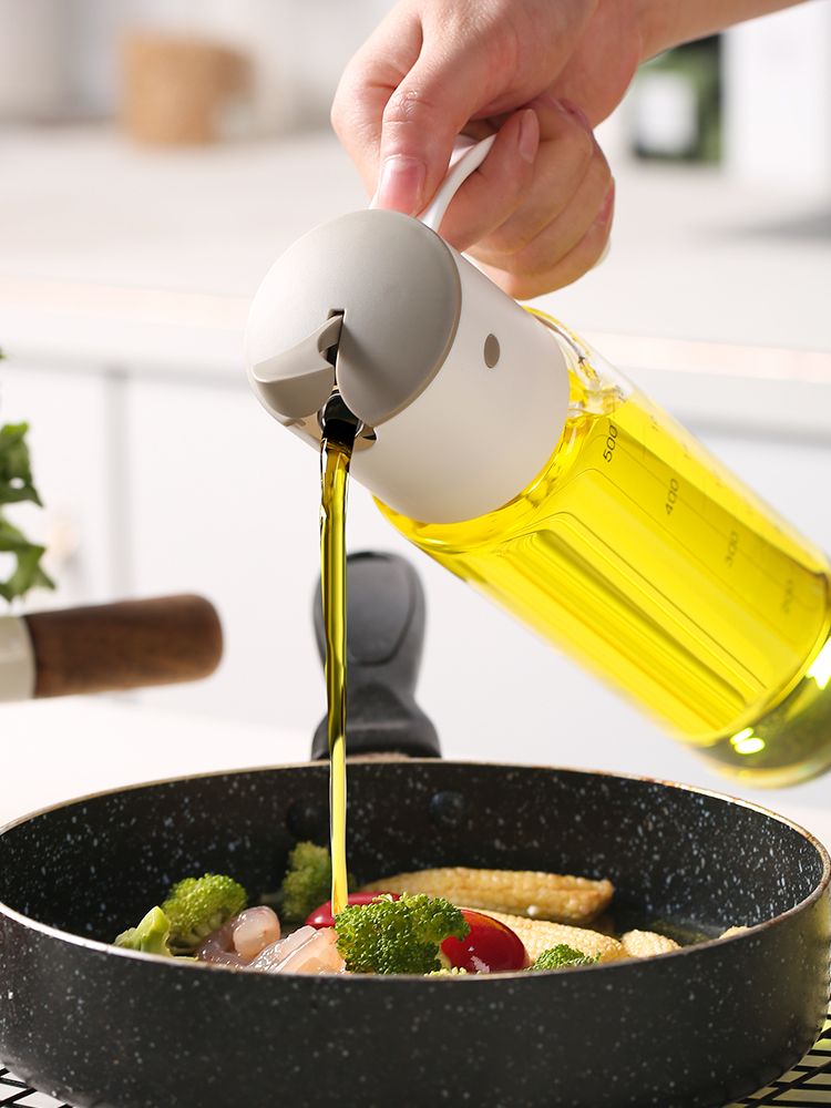 Wholesale automatic opening and closing oil jugs, leak-proof soy sauce bottles, vinegar bottles, kitchen seasoning bottles, white Application Scenario
