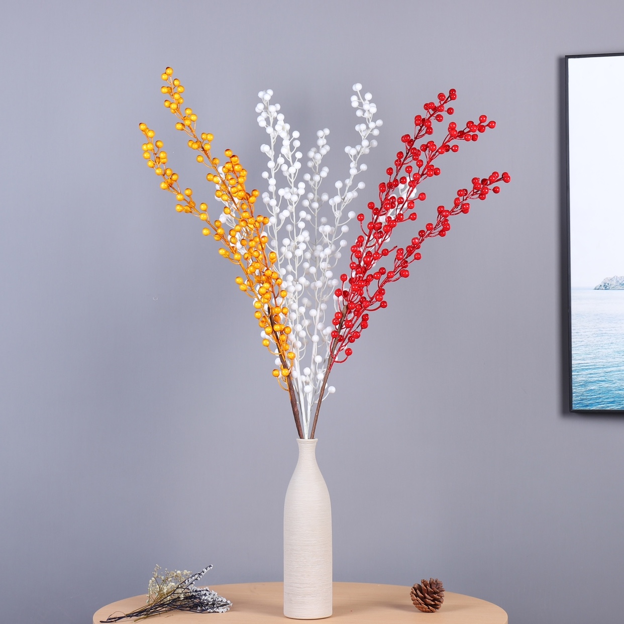 Ramo de flores secas de pequeños frutos rojos con decoración undefined