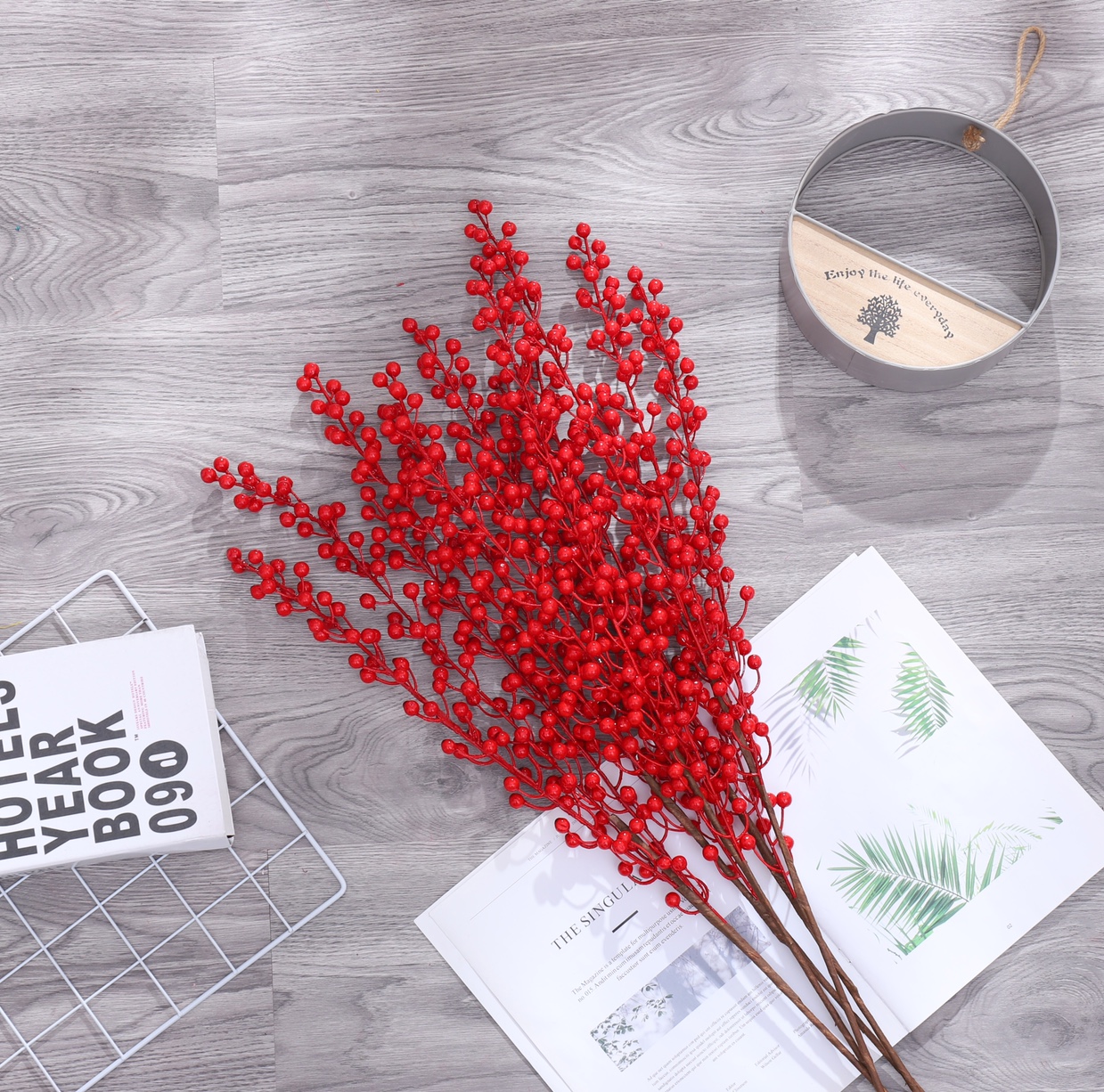 Ramo de flores secas de pequeños frutos rojos con decoración Specification image