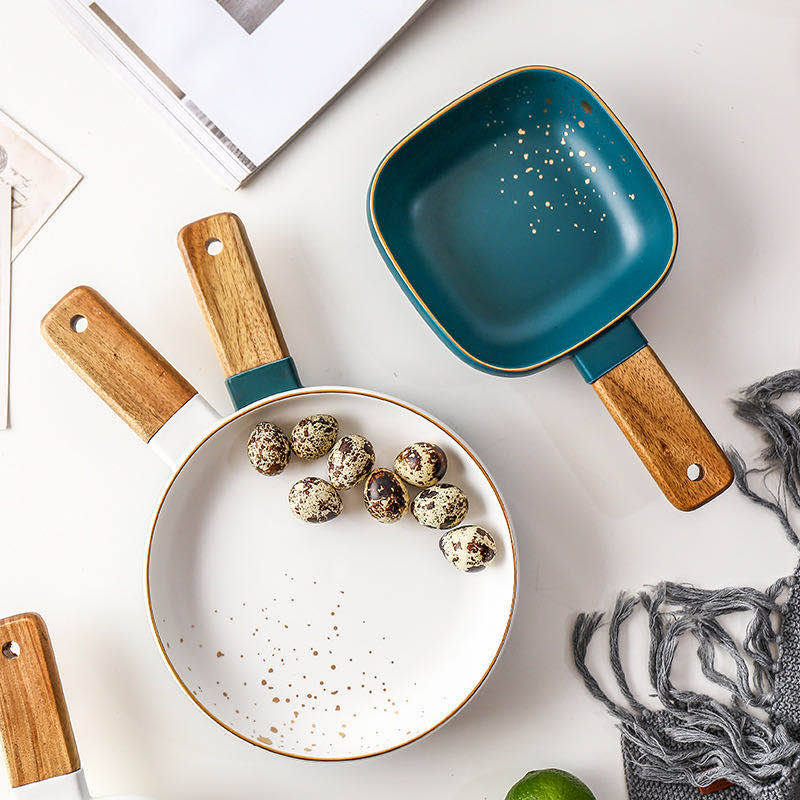 A modern and fashionable Nordic-style wooden handle with golden edges, ceramic round hand-grabbed soup plate and pizza plate