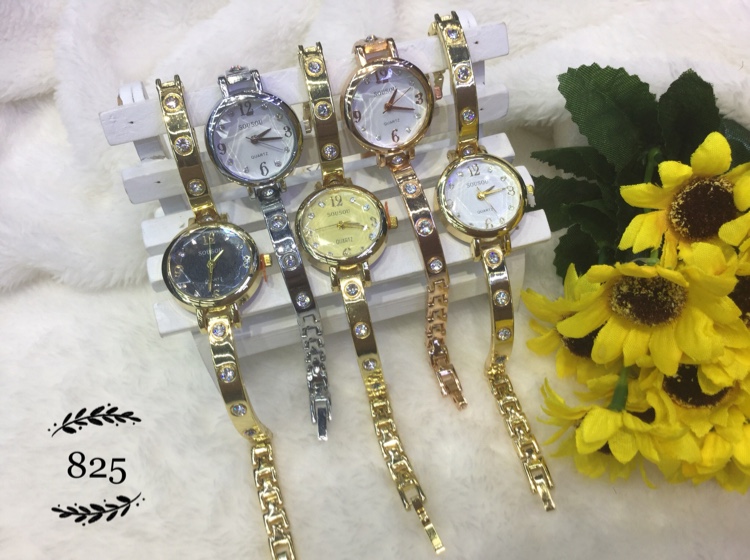 This bracelet watch features a fashionable and simple ins-style small dial, making it a versatile and casual mini quartz watch