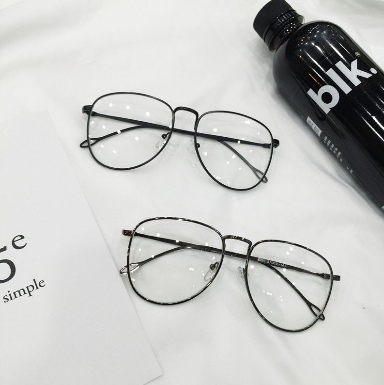 Large-framed glasses with metal decorative frames and plain glasses Application Scenario