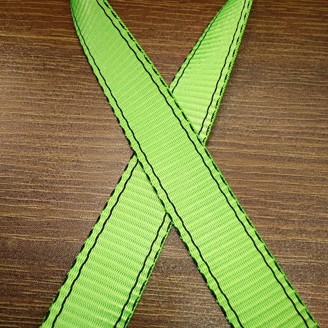 Factory direct sales of 2.5cm pet leash webbing fluorescent green polyester high-strength webbing tensioner for export to Europe and America Application Scenario