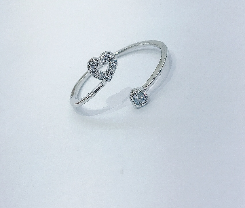 A micro-inlaid zircon heart-shaped ring, a bestseller on Douyin by a female Internet celebrity with an adjustable opening