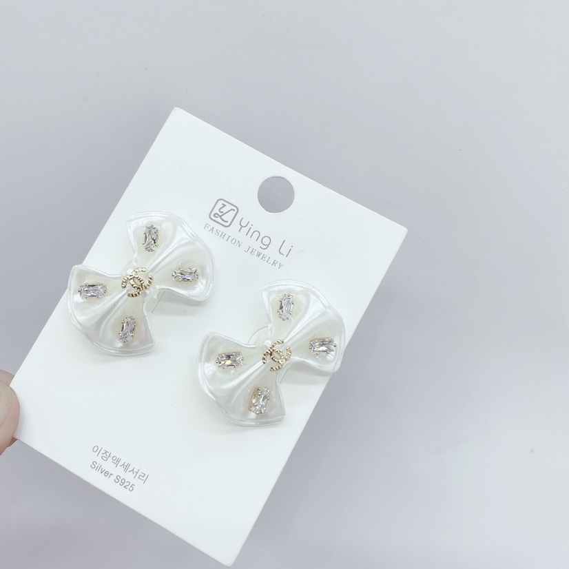 Silver Needle Earrings With Bow Application Scenario