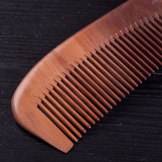 Factory direct sale of extra-large handle exquisite carved peach wood comb 21-7, anti-static, the first choice for home use Application Scenario