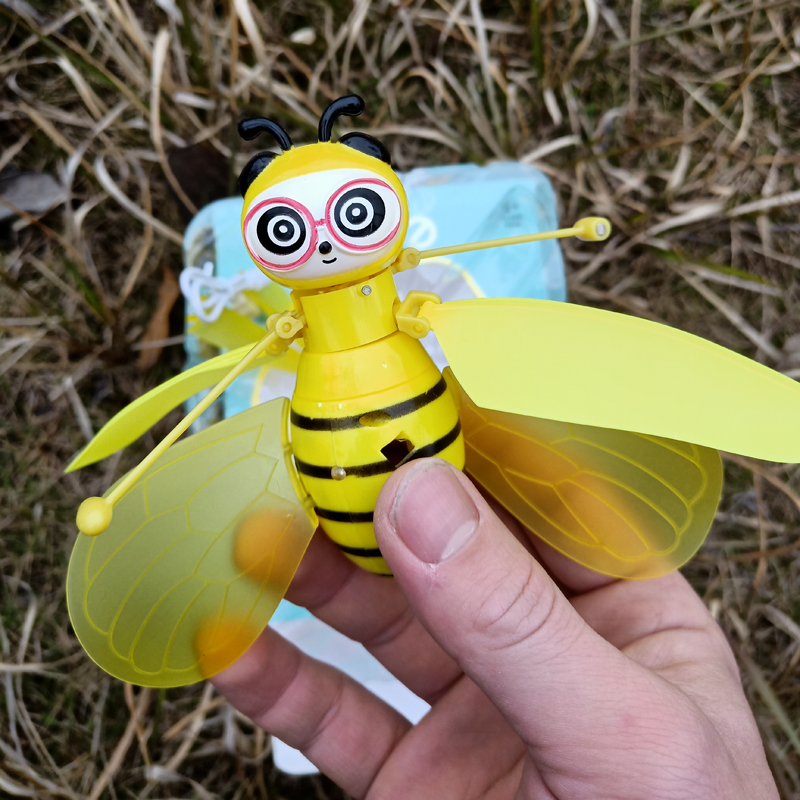 The new best-selling children's toy, the "Little Bee Sensing Aircraft", is a suspended charging "Little Flying Fairy" remote control helicopter detail image 3