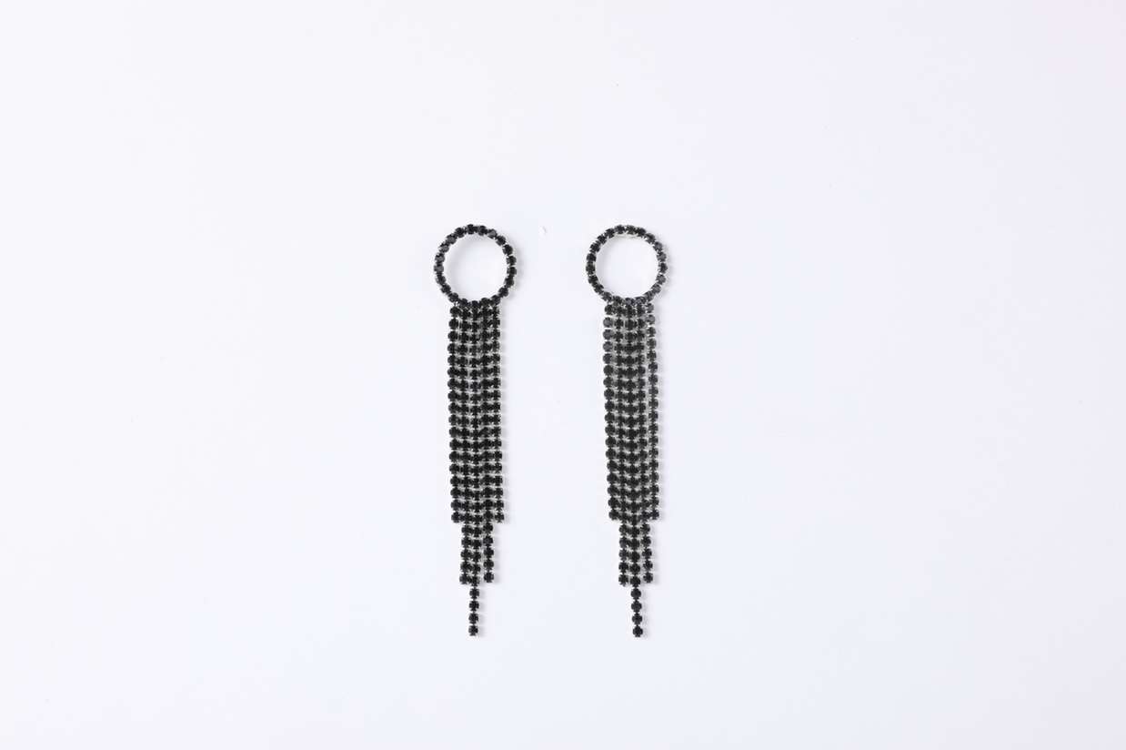 Korean-style earrings, earrings, claw chains, tassels, and full diamonds, super dazzling and stylish, Bilion-01 Application Scenario