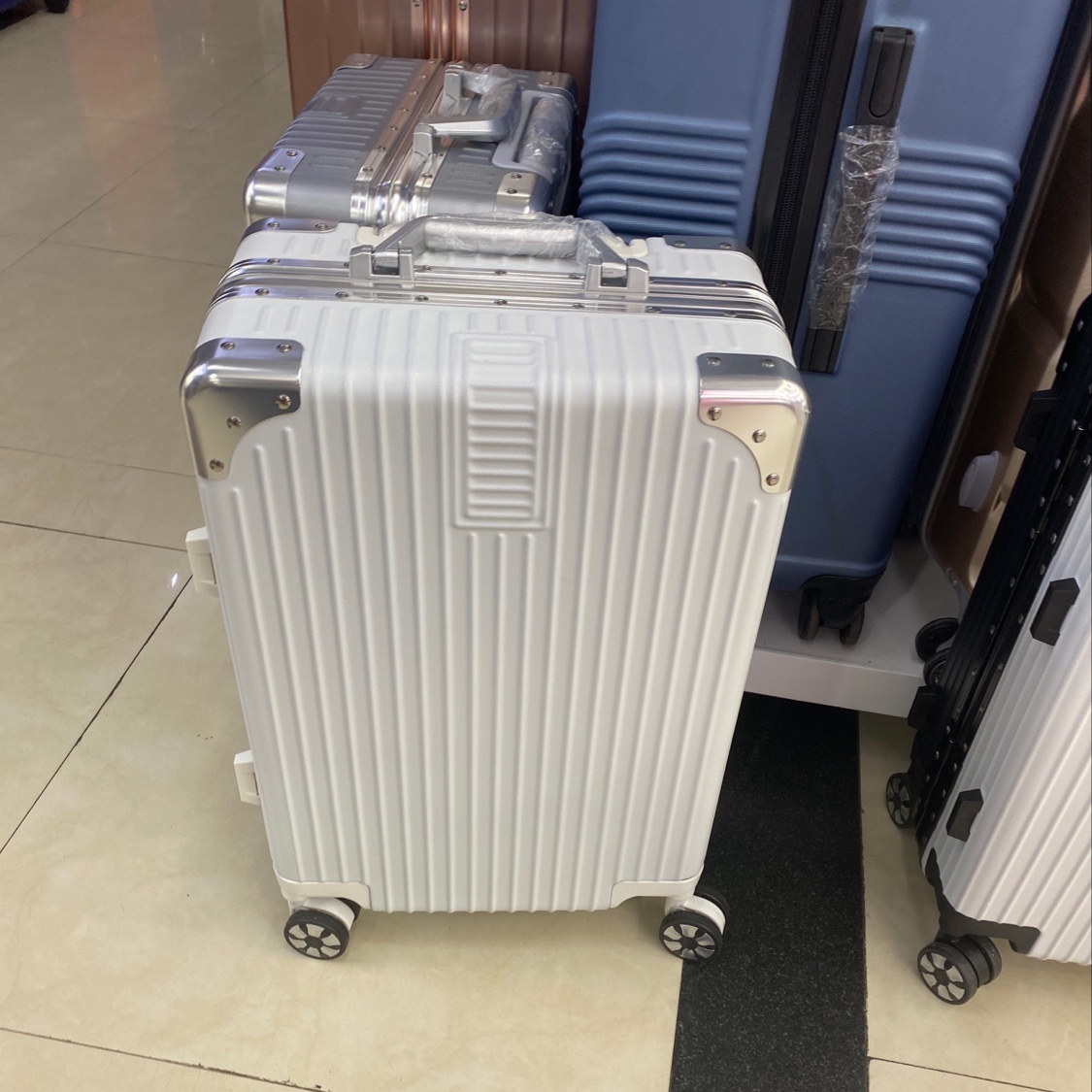 铝框白色包角设计简约时尚大方海关锁拉杆箱