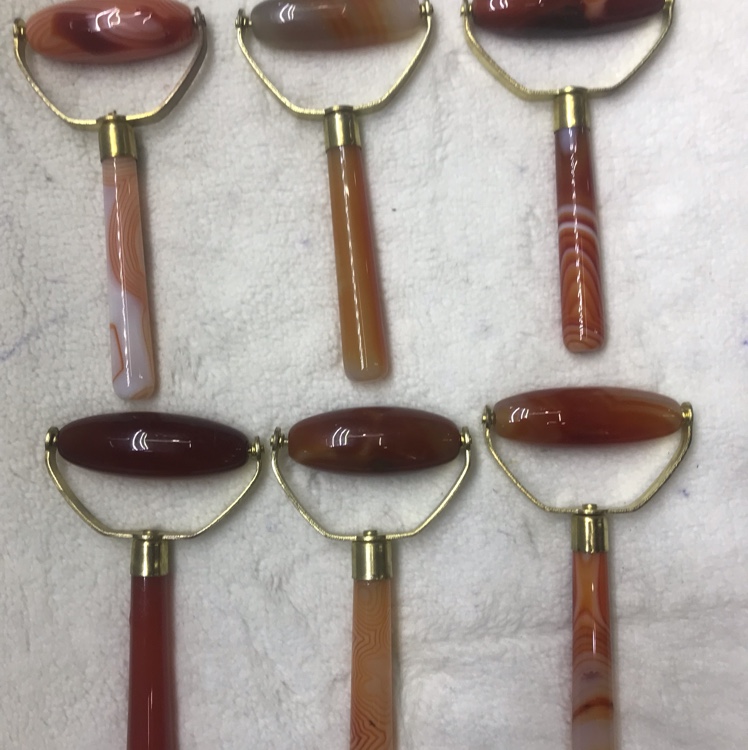 天然玛瑙按摩器，能促进血液循环，美化皮肤。