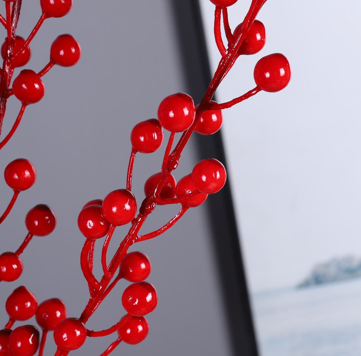 Ramo de flores secas de pequeños frutos rojos con decoración undefined
