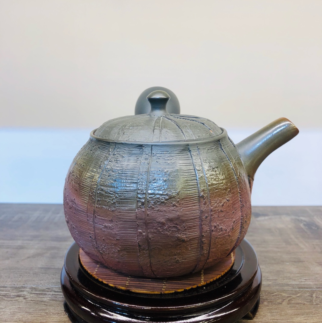 素三窑 （亀岡克史）已故窑变大师朱泥火窑变横手大急須壶
容量：约480ml
准确重量请咨询产品图