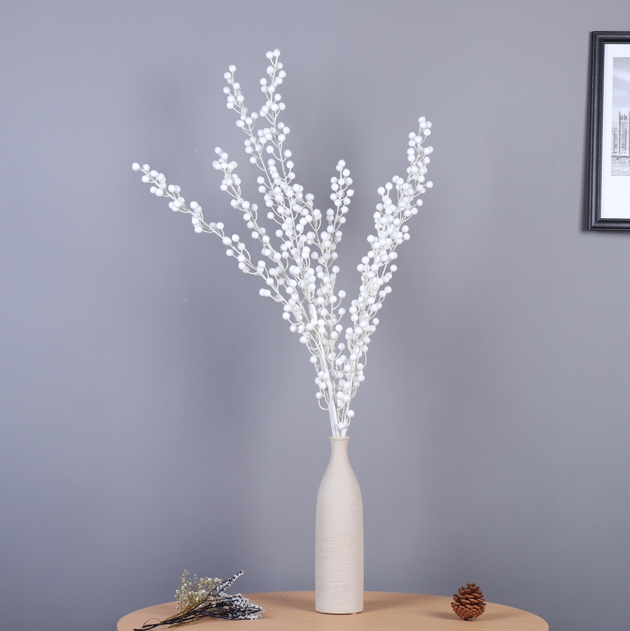 Ramo de flores secas de pequeños frutos rojos con decoración undefined