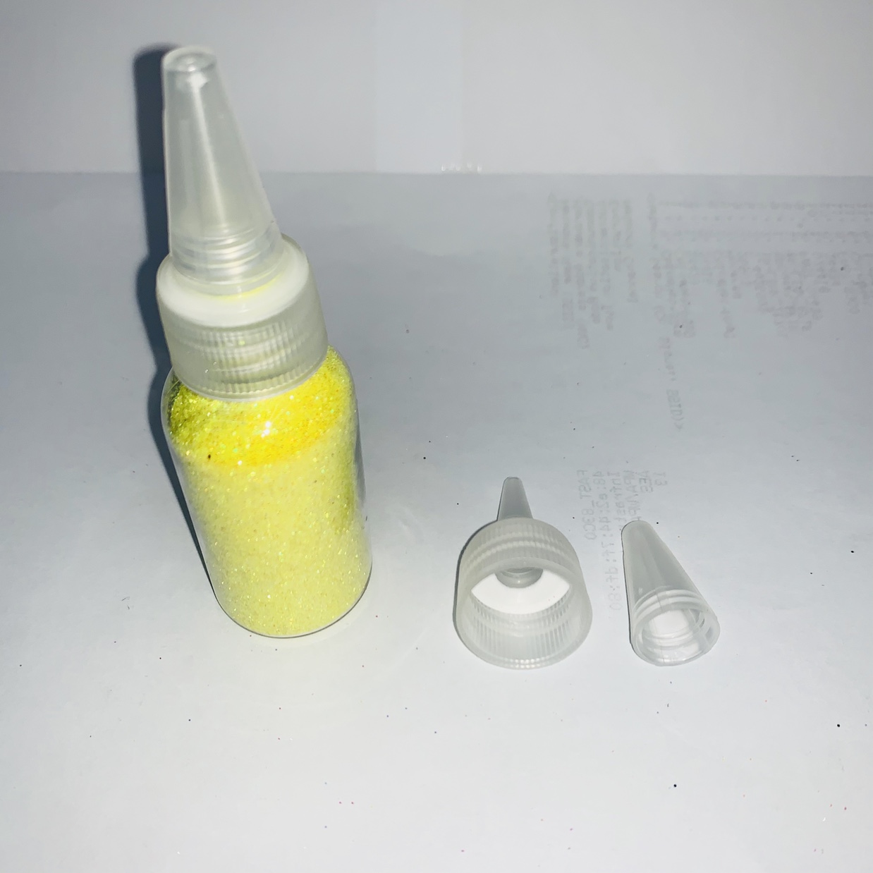 The pointed lid is covered with colored powder Item Picture