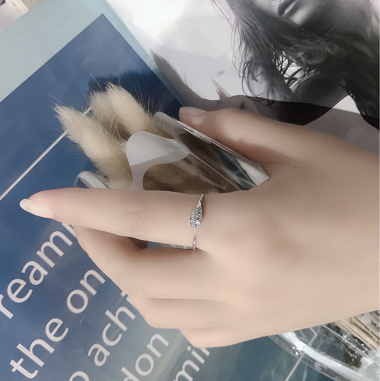A simple, fashionable, individual and trendy ring that is versatile for women and adjustable details Picture