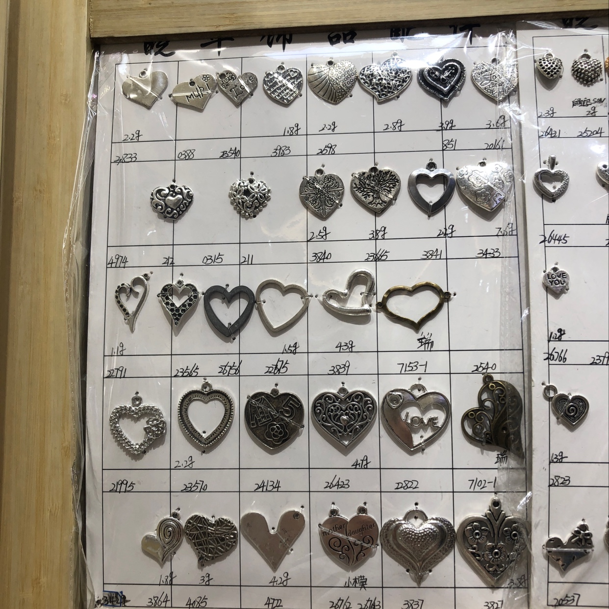 DIY accessories for bracelets, necklaces and earrings made of zinc alloy heart pendants Application Scenario