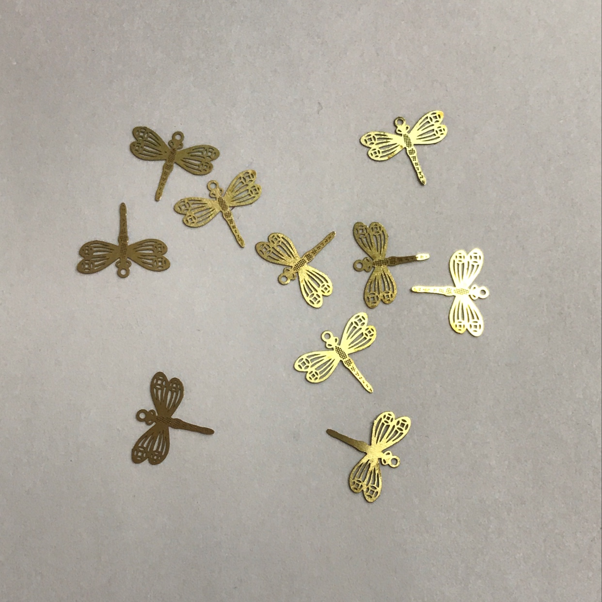 飞特电脑片E3-8713 环保腐蚀片黄铜片 镂空小蜻蜓片，工艺品，饰品配件，耳环手链项链吊坠耳饰白底实物图