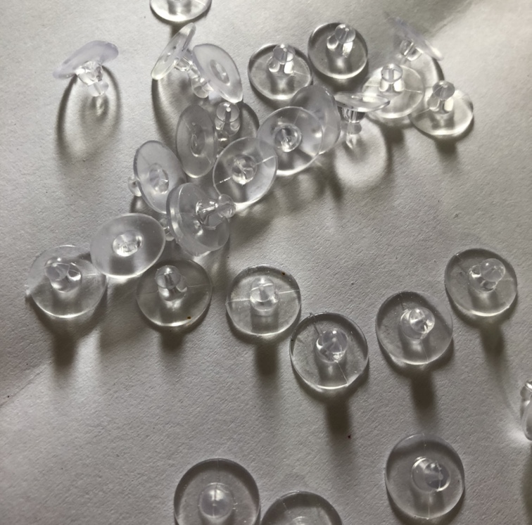 Plastic frisbee plug