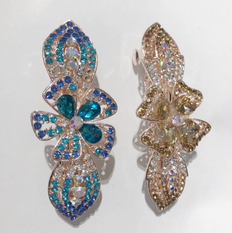 Crystal glass hair clips sell very well. Multi-diamond hair clips are best-selling jewelry from Europe and America
