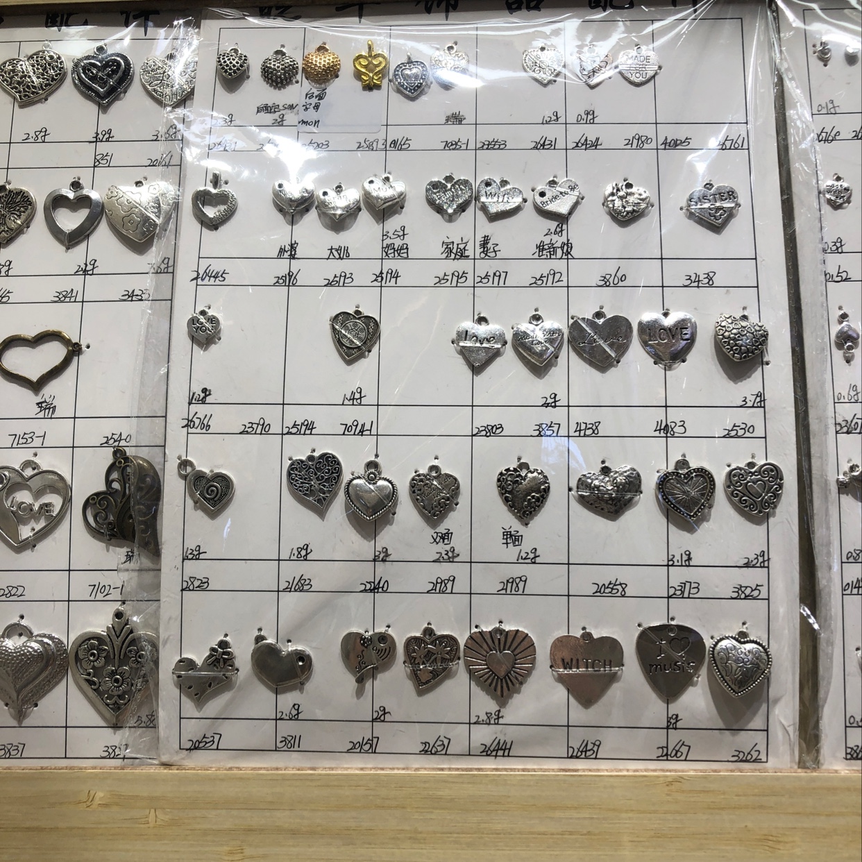 DIY accessories for bracelets, necklaces and earrings made of zinc alloy heart pendants Specification image