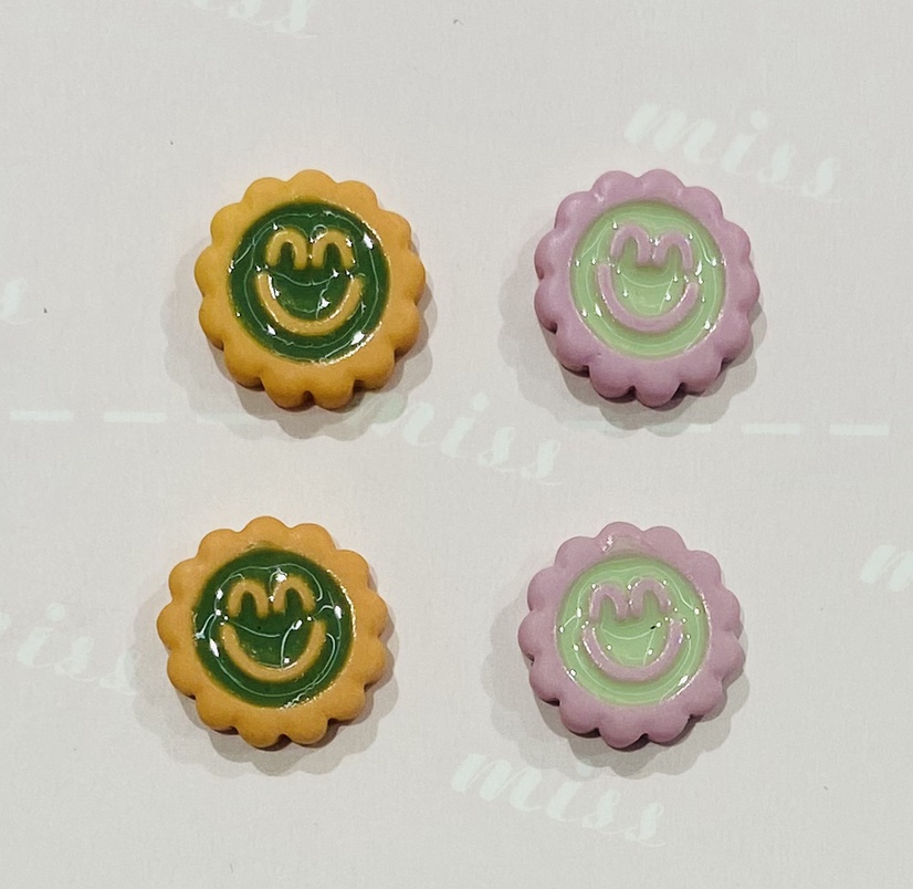 Smiley face -DIY resin accessories, cute shoe flowers, mobile phone case accessories, buttons, hats, clothing accessories, stationery patches, accessories