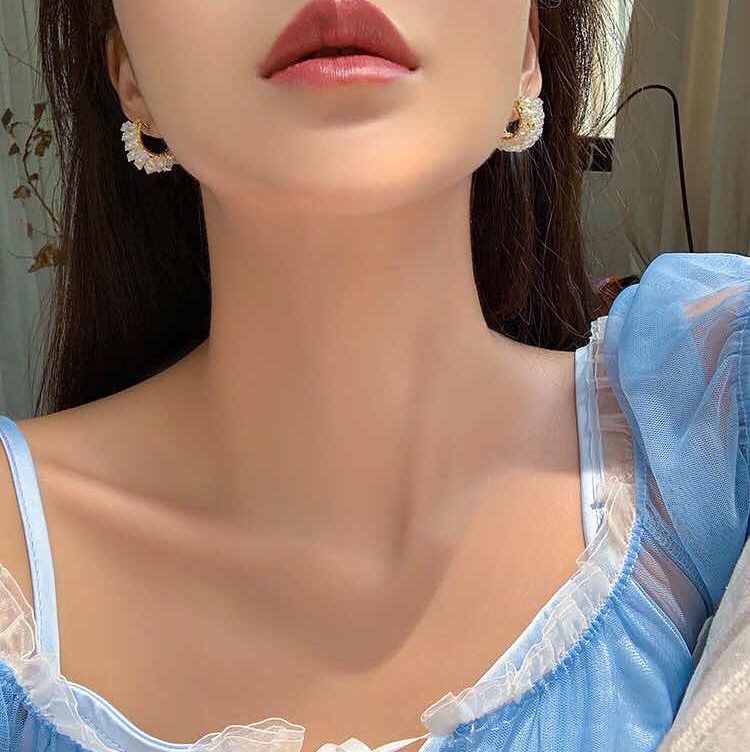 Super fairy crystal, elegant and stylish ear loops and ear buckles, fashionable and popular, simple and unique earrings, 2020 new style earrings for women Specification image