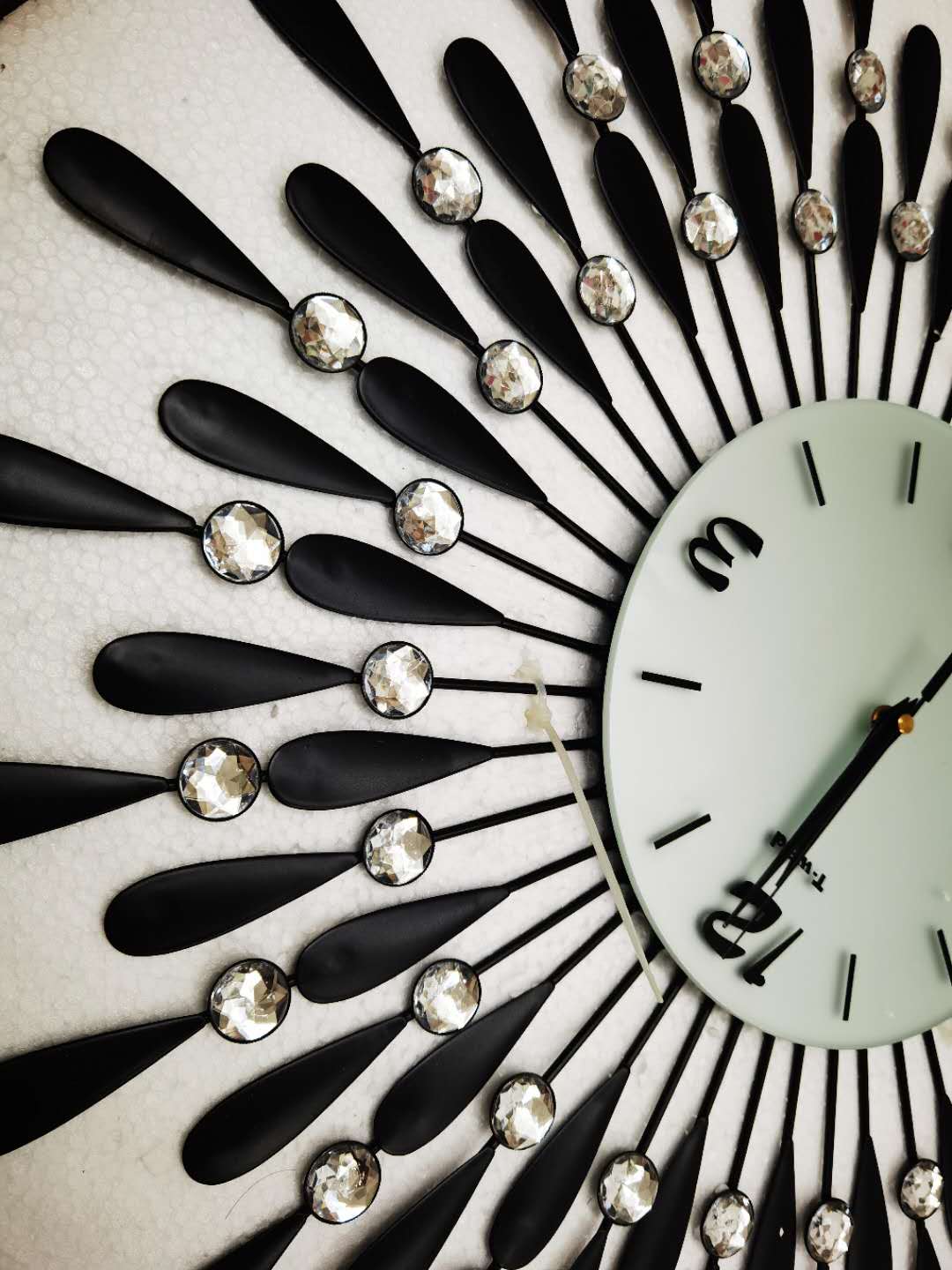 黑色水滴挂钟细节图