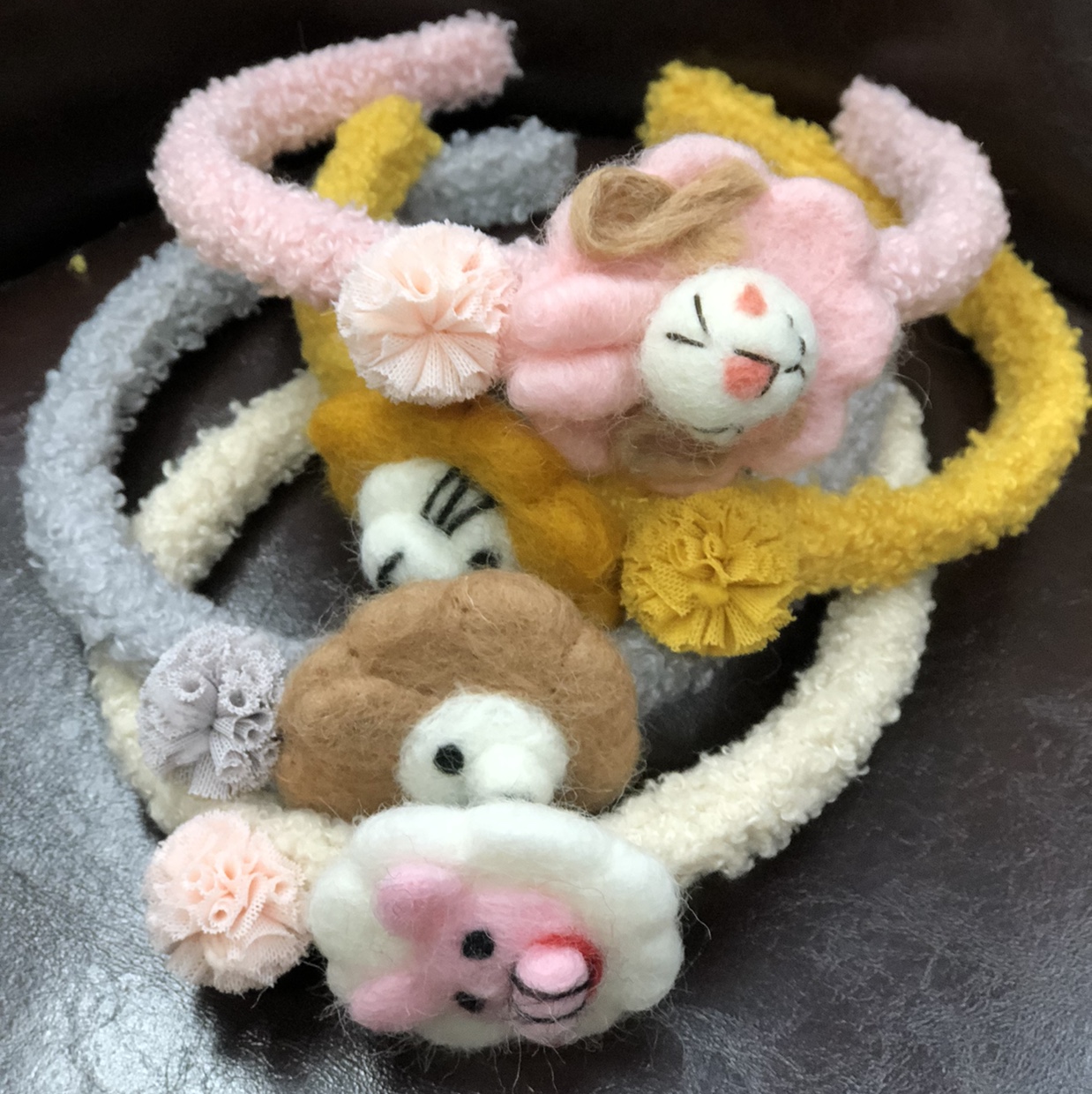 Korean version of the "Sprout Circle", Dongdaemun, South Korea, plush hair tie, hair band, children's cute cartoon furry hair band, face wash hair accessory Application Scenario