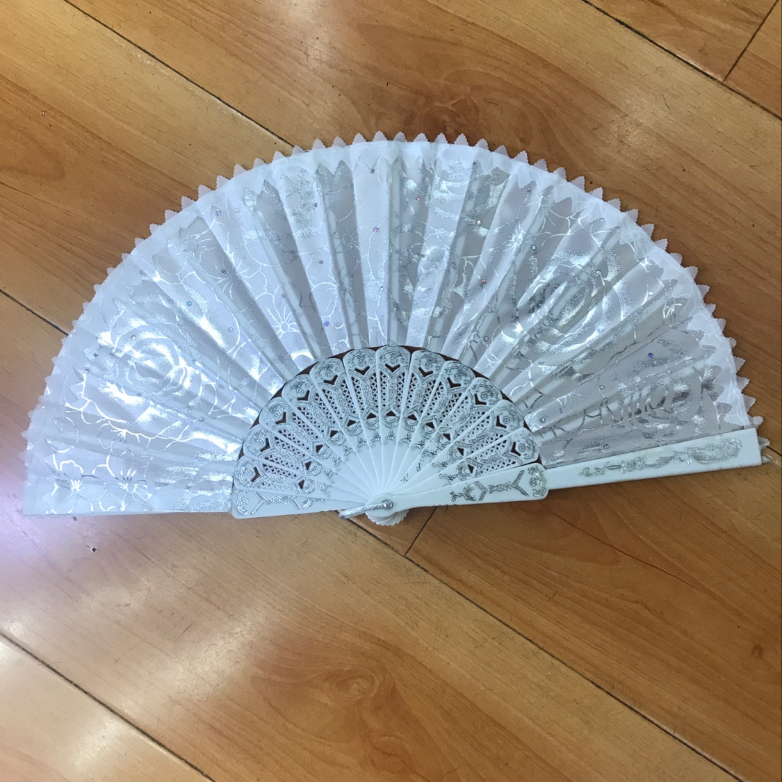 银色小花边玫瑰扇