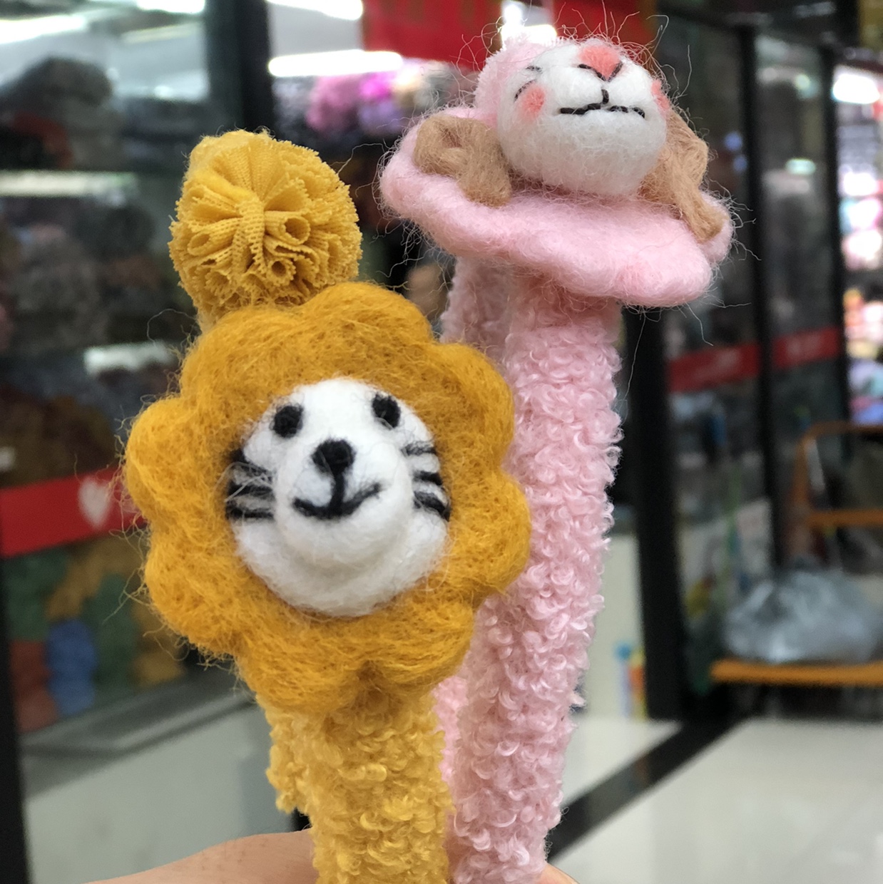 Korean version of the "Sprout Circle", Dongdaemun, South Korea, plush hair tie, hair band, children's cute cartoon furry hair band, face wash hair accessory details Picture