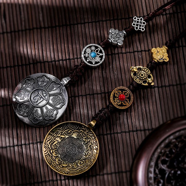 Factory direct sales of small gifts, ornaments, pendants, ethnic Tibetan ornaments, religious ritual implements, waist tags and amulets for tourist areas