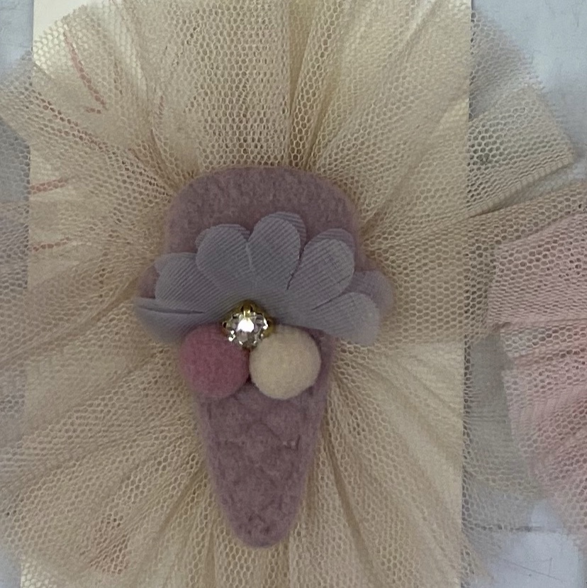 Little girl cartoon modeling sweet and lovely headdress thumbnail